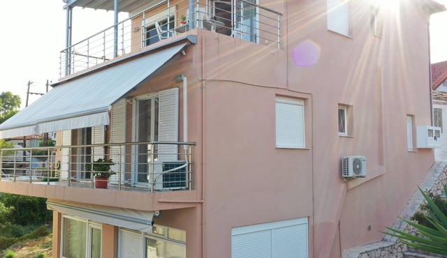 Christina Apartment, a beautiful 70 m² apartment with a balcony, located 50 m from the beach in Derveni