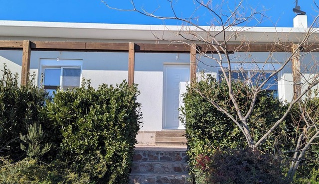 Cottage with access to airport and downtown athens in Rafina