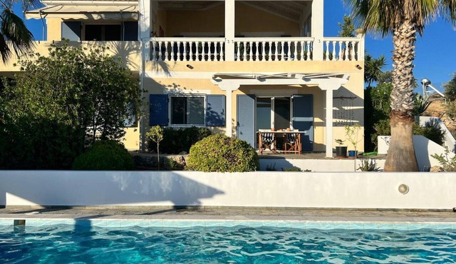 Country House 'Iron Hill Villa' with Sea View, Wi-Fi and Air Conditioning in Κρανίδι