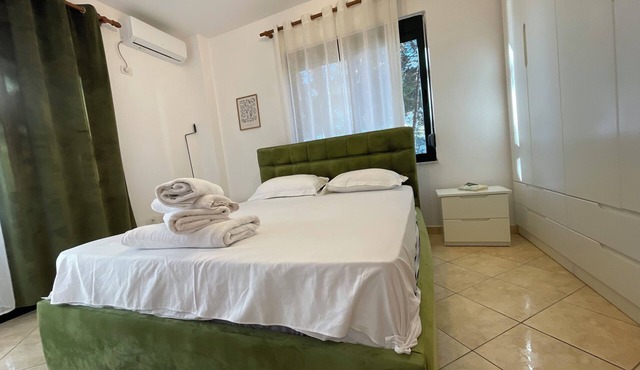 Cozy 2-bedroom Beachfront apartment Golemi with AC