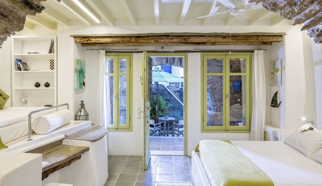 Crossroads Inn in Tinos