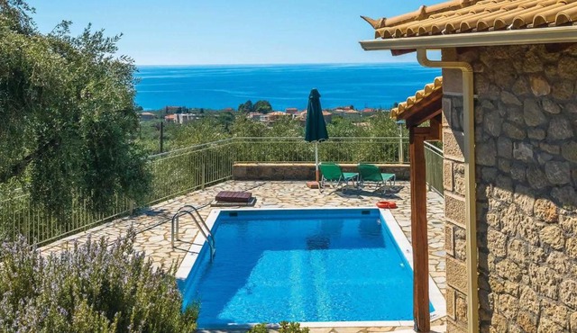 Daphne Aghios Nikolaos Peloponnese in Riglia