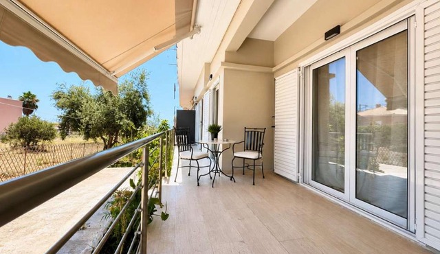 Dioni's Haven - Sunny Retreat with Balcony
