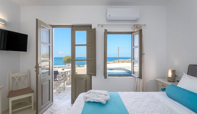 En Plo Boutique Suites in Santorini