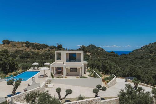 Euphoria Hill Luxury 3BR Villa with Private Pool & Sea View, By TK Premium Stays