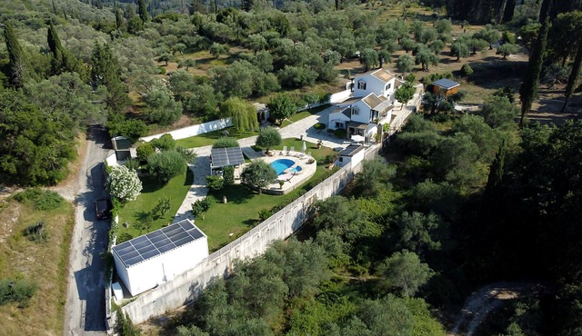 ● Family-sized Holiday Villa w/ Pool, BBQ●Total Privacy close to quaint Resort!