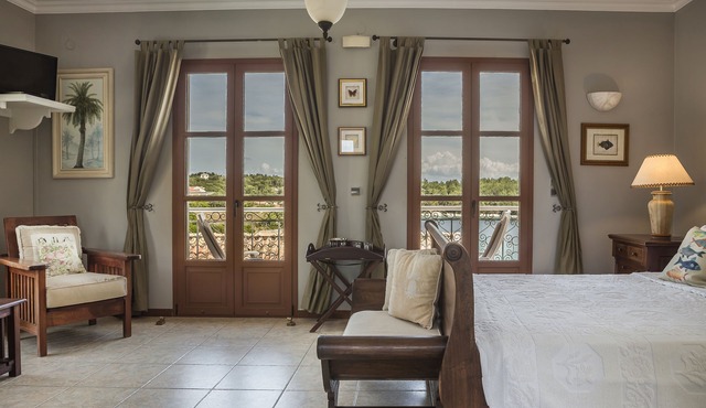 Faros Suites - Adults Only
