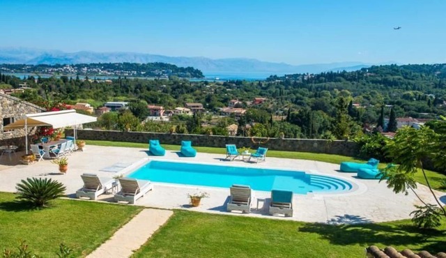 Featuring a garden, a seasonal outdoor pool and sea views in Corfu