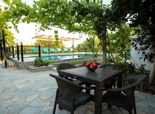 FILIPPOS Traditional Villa-2 luxury Apartments whith Exclusive Pool & Garden Views