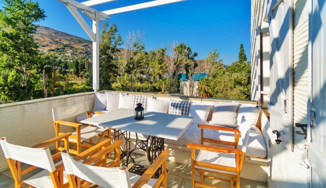 Gialia Beach House with BBQ, 50m from the Sea in Andros