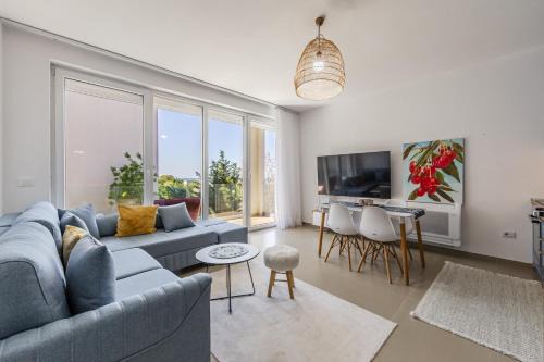 Golden Hour Balcony Apartment Pool & Beach 100m by PikHost