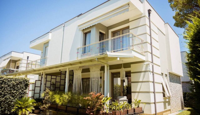 Golden Pines Villa with Garden / Perla Resort
