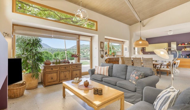 Heraklion – Knossos Luxury Home: Mountain View, Wi-Fi, Air Conditioning