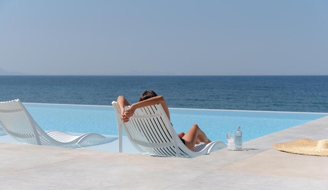 Hermes Grand Luxury Seafront Villa & Spa, By ThinkVilla in Skaleta