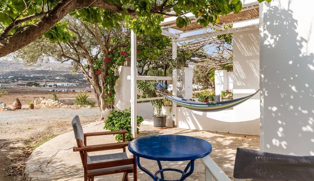 Holiday Home 'Anastasia's house Ysterni' with Shared Garden & Wi-Fi in Paros