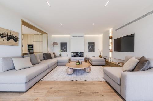 Horizon Villa Luxurious Lakefront Retreat by PikHost in Shirokë