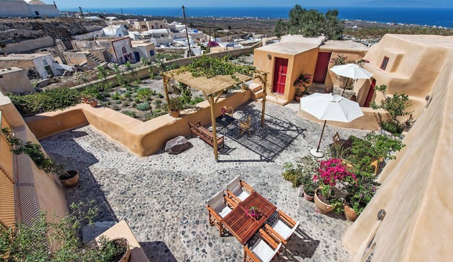 House in the traditional village of Finikia, 15min walk from Oia