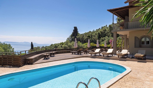House Sea View with Communal Pool