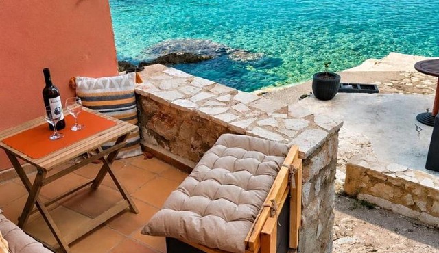 Io-Aurora SeaSide Villa