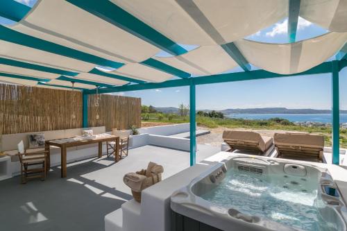Irida Luxury Residence in Adamantas