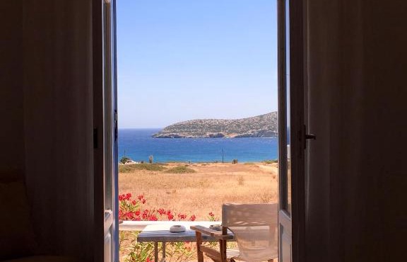 Island White in Agios Georgios