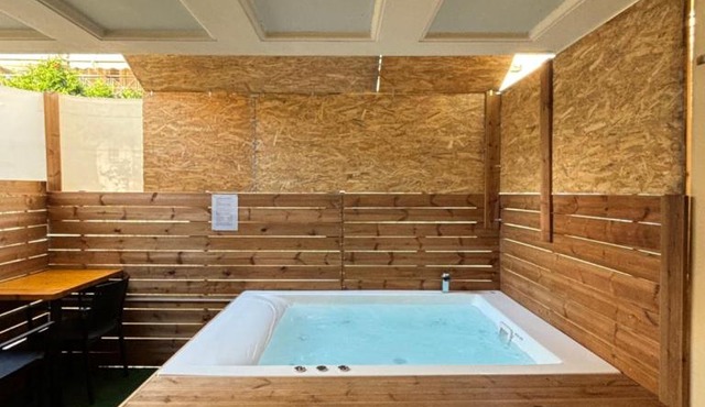 Jacuzzi studio close to athens airport!