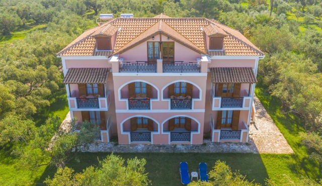 Kavos Psarou Studios & Apartments in Alykes