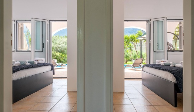 Kournas-sleeps8-parking-garden-pool-petfriendly