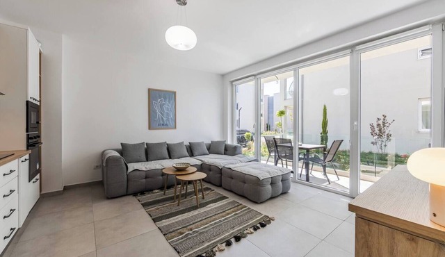 Le Bleu Apartment | Pool & Beach by PikHost
