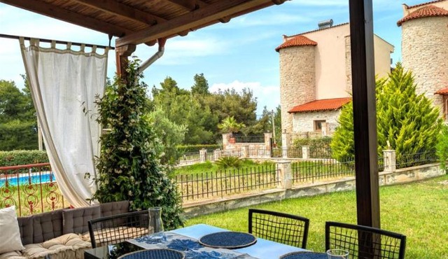 Leto Family Villa with access to the beach