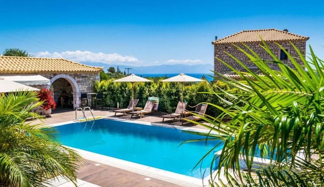 Liokrina Villa Elia - Livadakia Poolside Gem in Λιβαδάκια