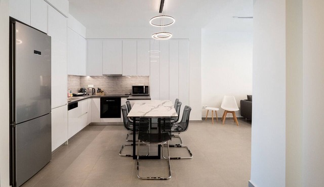 LIV - Luminous & Spacious Apartment in Pagrati