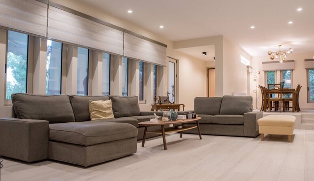 Luxury 3BR Home · 3 Bathrooms · 150m to Beach · Private Garage · Vouliagmeni in VOULIAGMENI