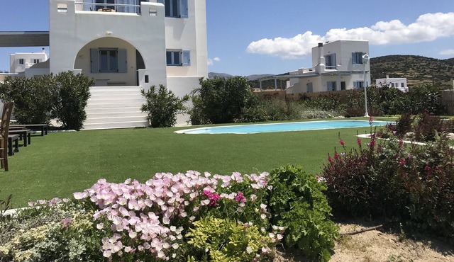Luxury Independent self catered villa with swimming pool for 10 guests in naxos