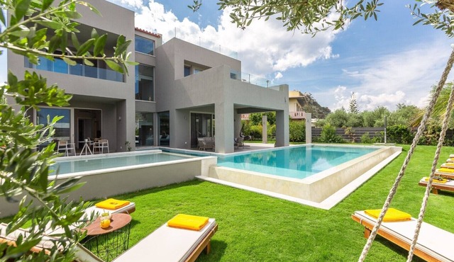 Luxury villa 200 m from the beach★HEATED pool/hydromassage ★Barbecue ★Walking distance to everything ★ in Platanias