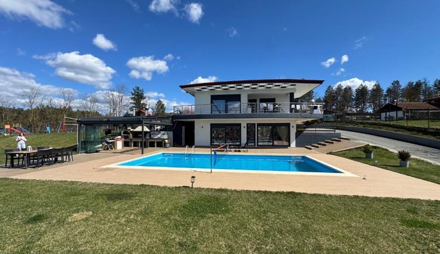 Luxury Villa Rafaela Οικογενειακή βίλα με ιδιωτική πισίνα, BBQ κ παιχνίδια Ιδανική για οικογένειες με παιδια