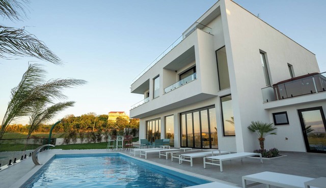Luxury Villa with swimming pool,seaview,lakeview,jacuzzi