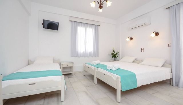 "Lygdamis Hotel" triple studio in the heart of Naxos