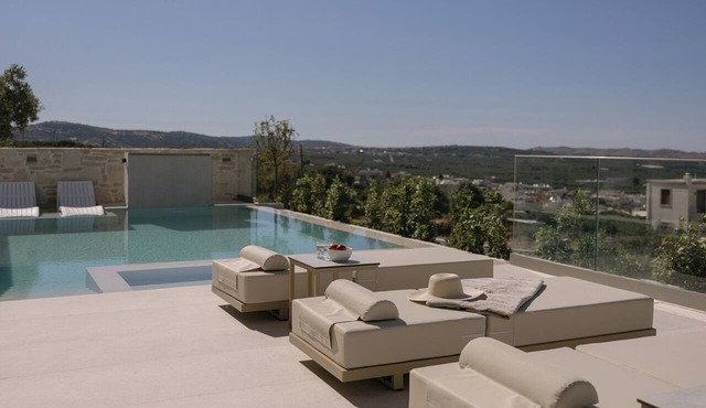 Lynx Villa, Heated Pool, Walk to Shops & Dining