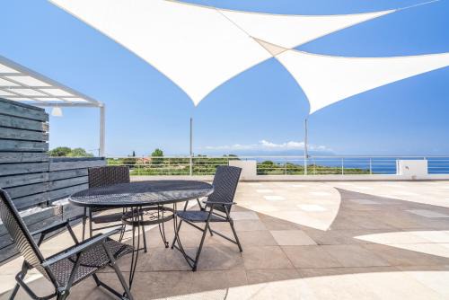 M and T Seaview villa 360