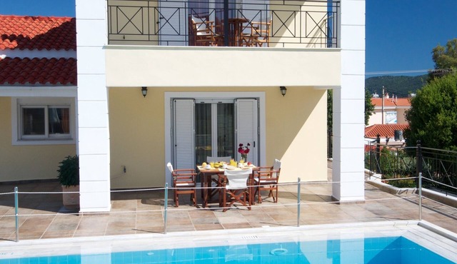 Maisonette With Shared Pool, Sea And Mountain Views