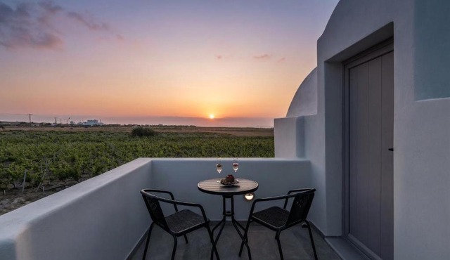 MelivOia - Sunset Jacuzzi Villas in Kamari