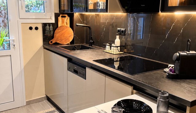 Modern 1-Bedroom Stay in Piraeus | Near the Port & Marina in Pireas