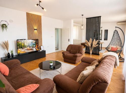 Modern 2BR Apt with 2 Balconies Views and Parking