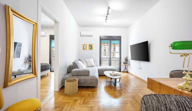 Modern 2BR in Exarchia | Ensuite Baths & Workspace