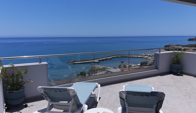 Modern Apartment, sunny, with a unique view of the Cretan sea!