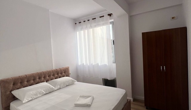 “Modern flat overlooking city centre” in Shkodër