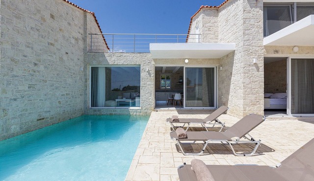 Mythos villa II,pool,Walking distance to beach in Damnoni