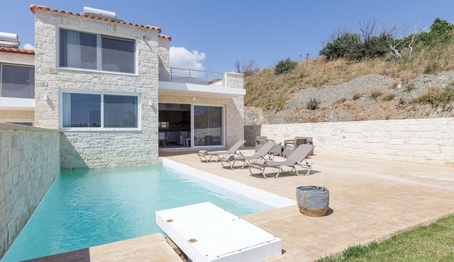 Mythos villa III,pool,Walking distance to beach in Damnoni