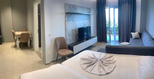 N10 Fishta Couples Apartment